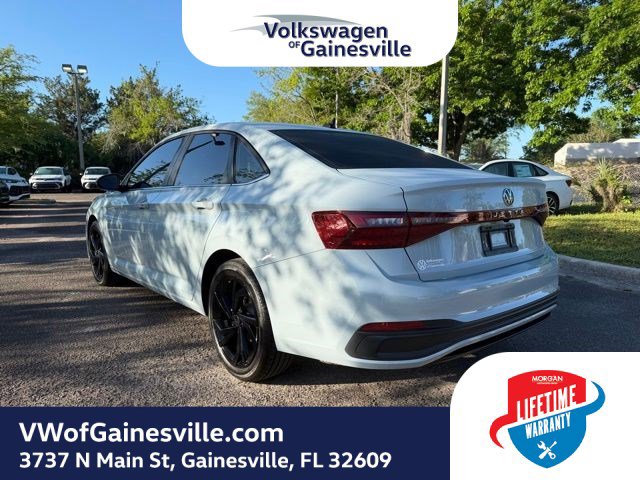 Used 2025 Volkswagen Jetta SE image 4