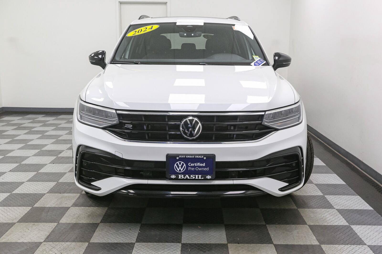 Certified 2024 Volkswagen Tiguan SE R-Line AWD/4WD image 4