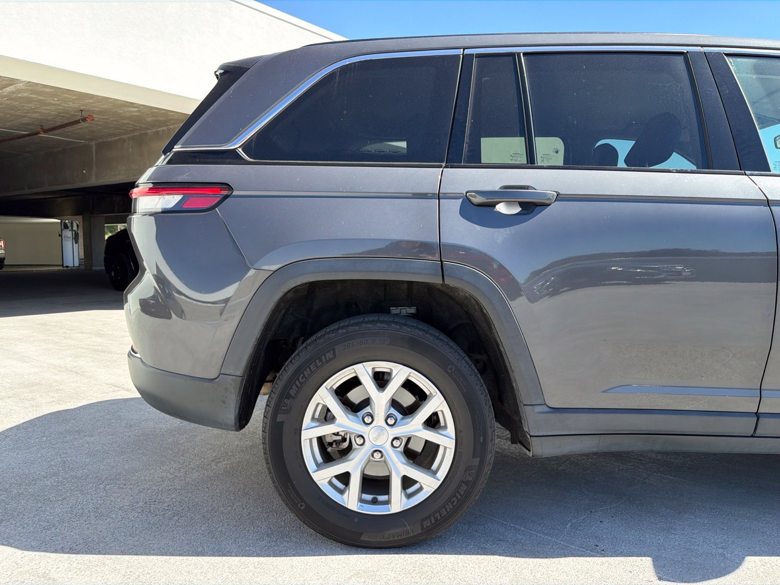 Used 2023 Jeep Grand Cherokee Limited AWD/4WD image 5