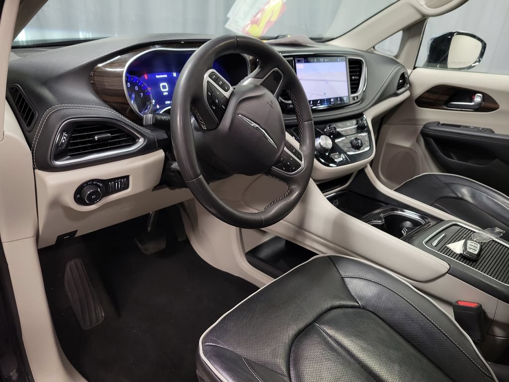 Used 2023 Chrysler Pacifica Limited FWD image 13