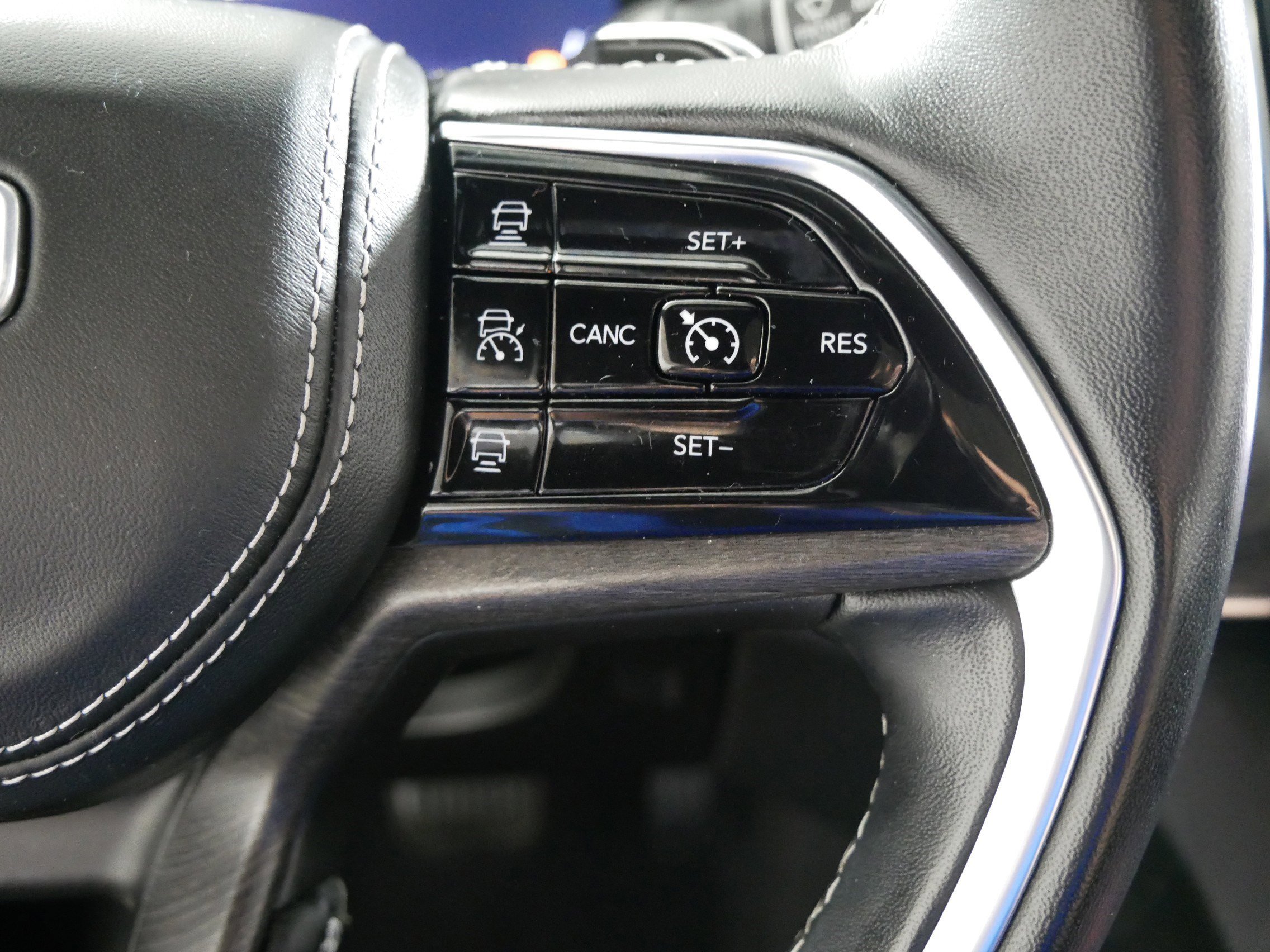 Used 2022 Jeep Grand Cherokee Overland w/ Luxury Tech Group IV image 28