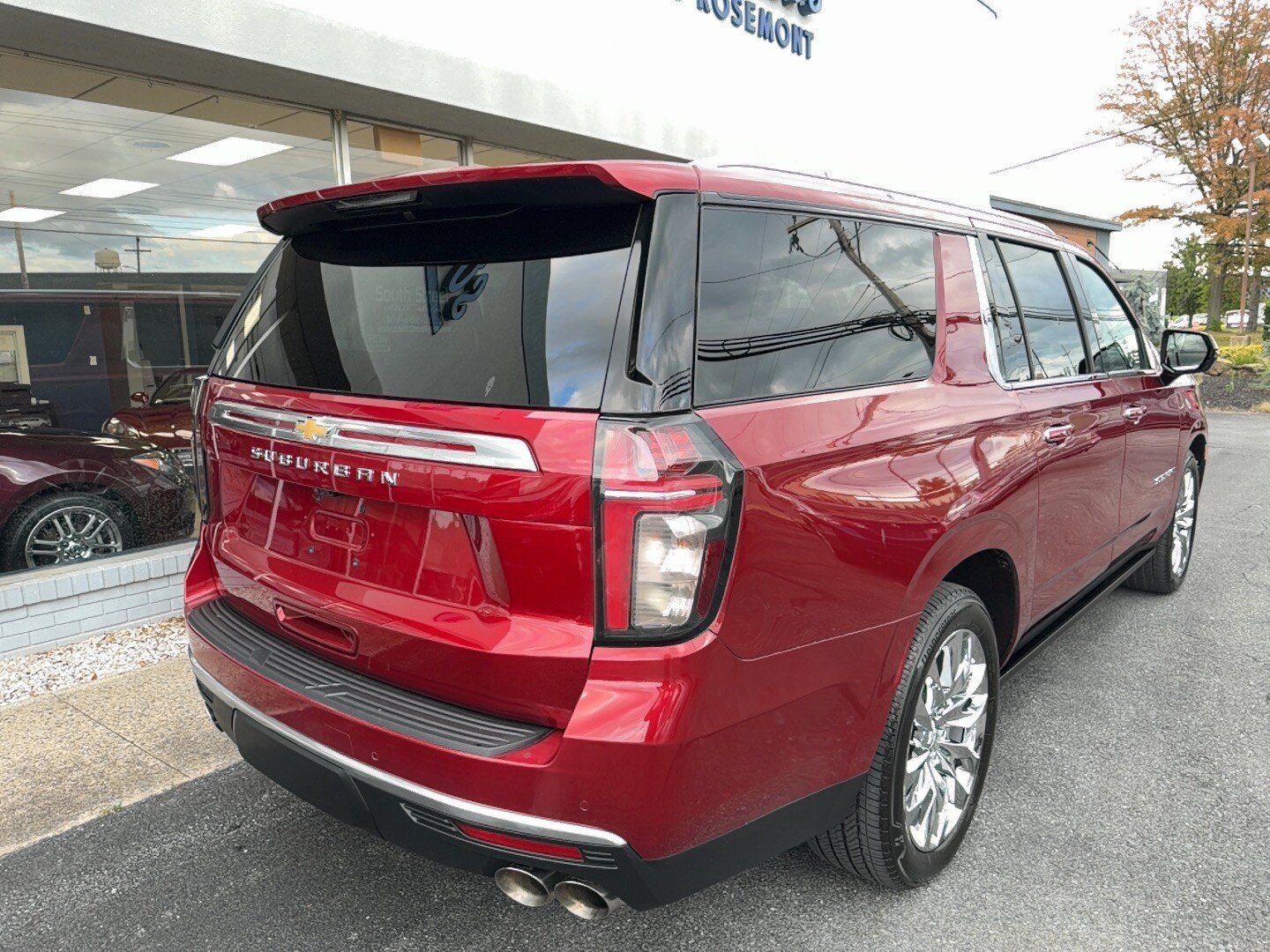 Used 2022 Chevrolet Suburban High Country w/ LPO, Illumination Package AWD/4WD image 2