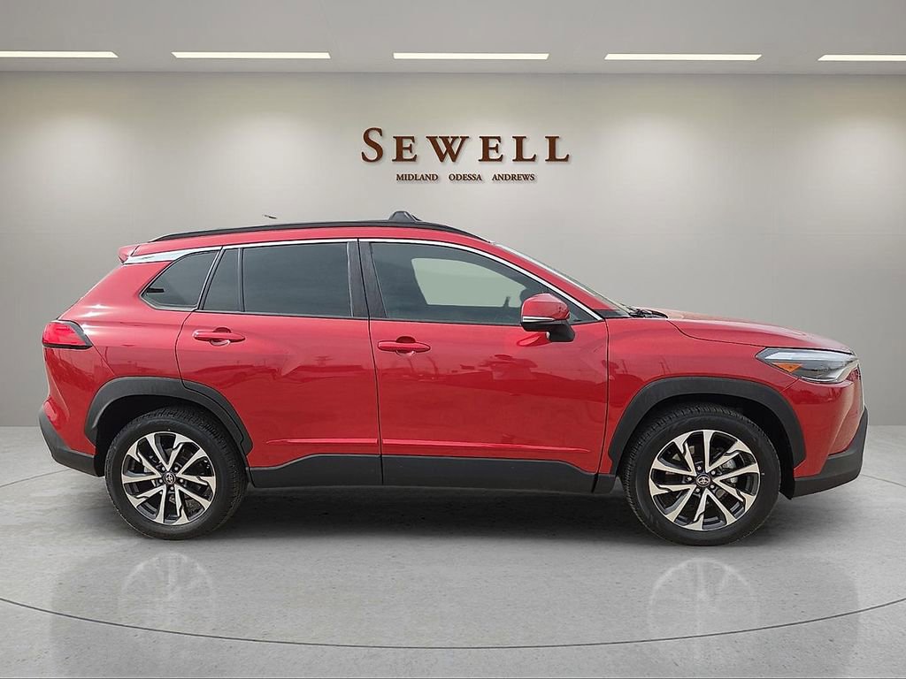 Used 2022 Toyota Corolla Cross XLE image 5