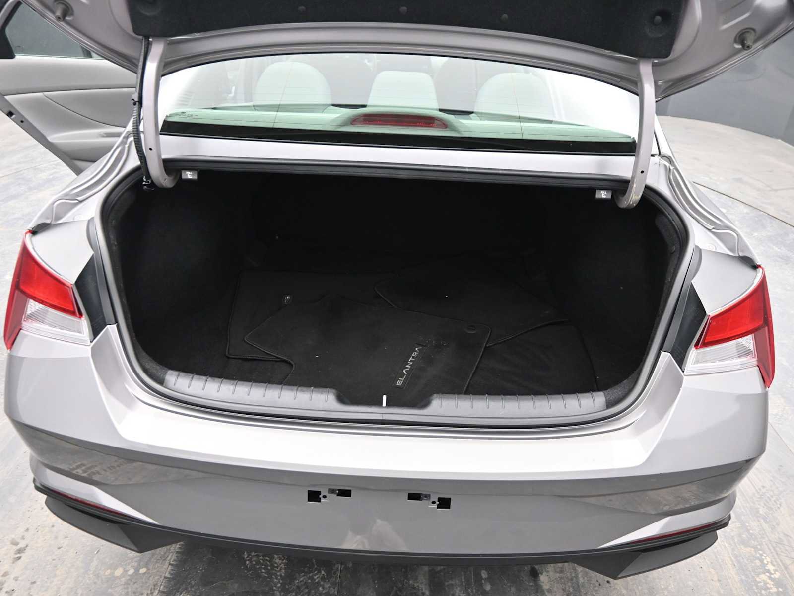 Used 2023 Hyundai Elantra SEL image 13
