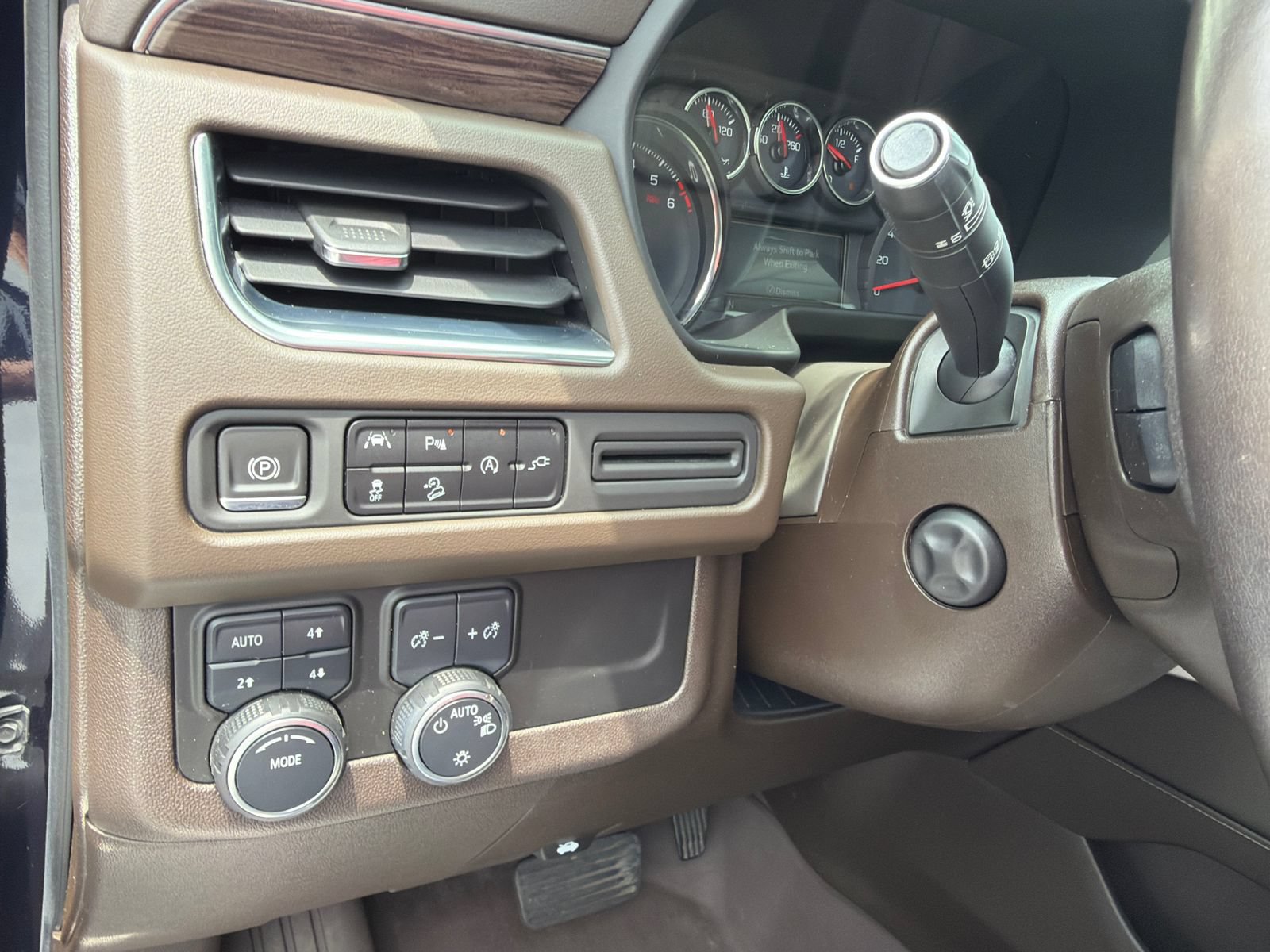 Used 2021 Chevrolet Tahoe Z71 w/ Luxury Package AWD/4WD image 32