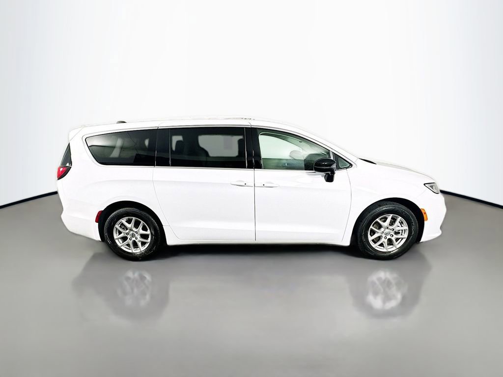 Used 2024 Chrysler Pacifica Touring-L image 8
