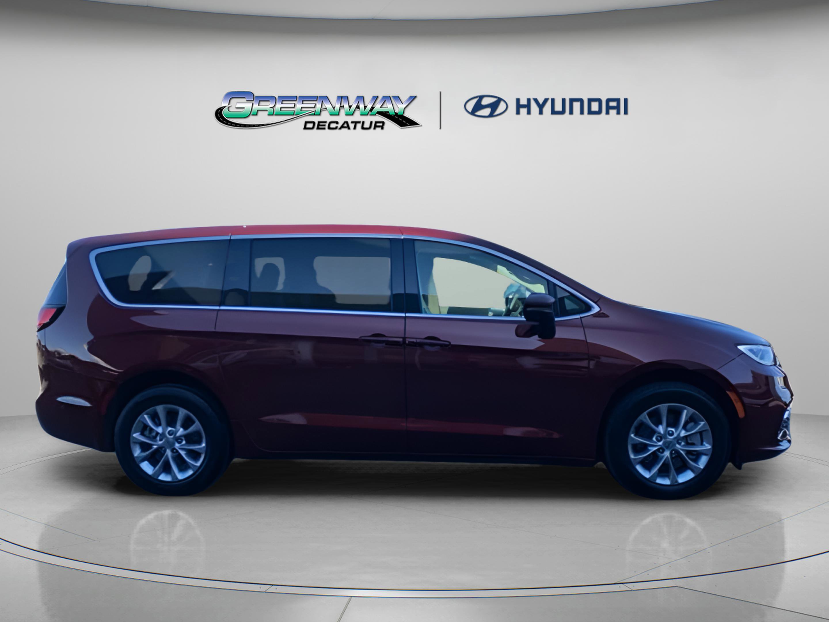 Used 2023 Chrysler Pacifica Touring-L image 8