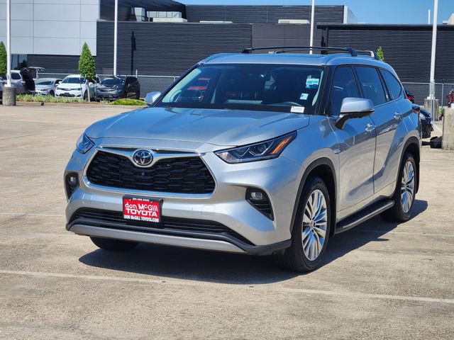 Certified 2025 Toyota Highlander Platinum AWD/4WD image 3