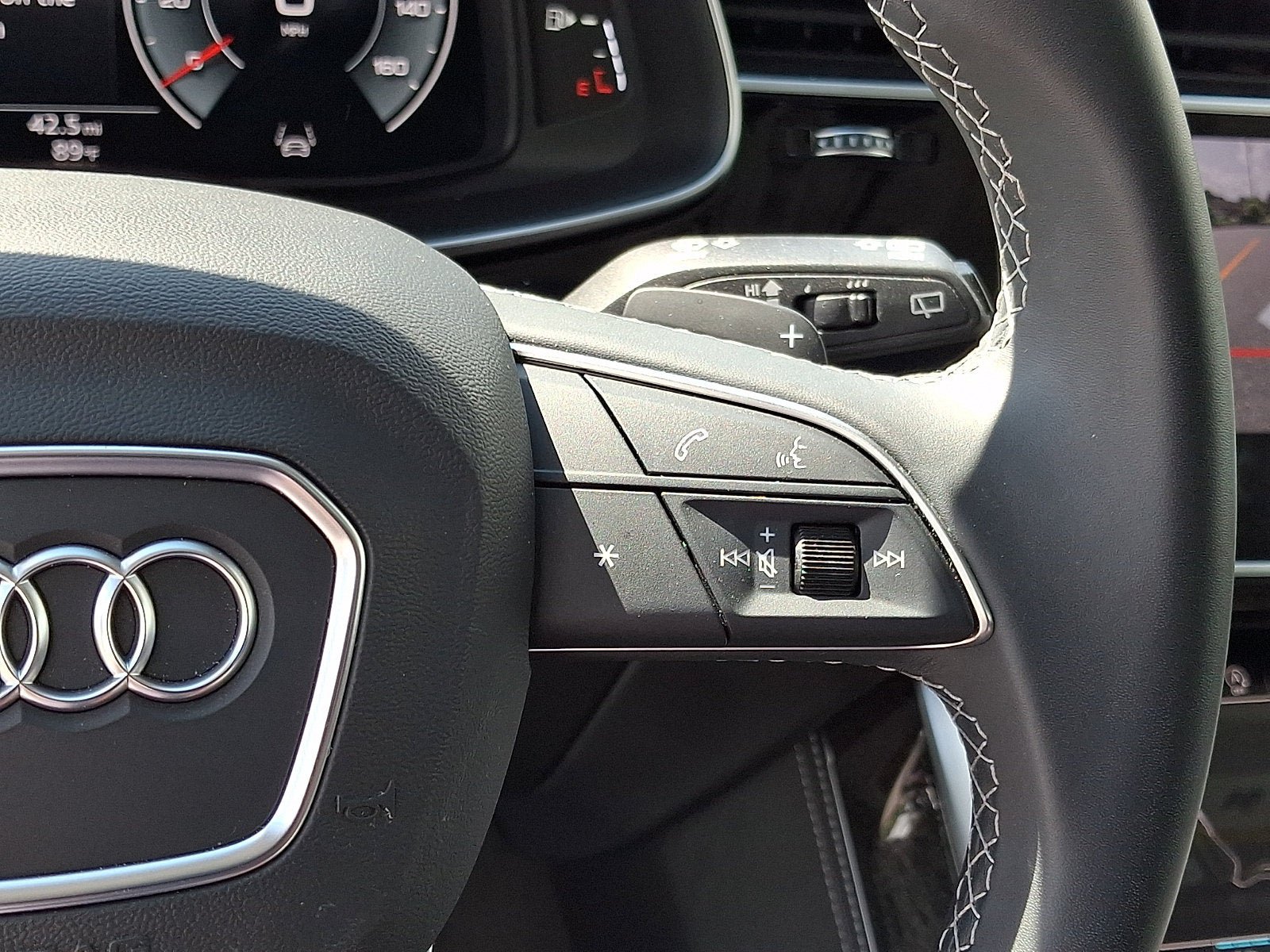 Used 2025 Audi Q8 Premium Plus AWD/4WD image 25