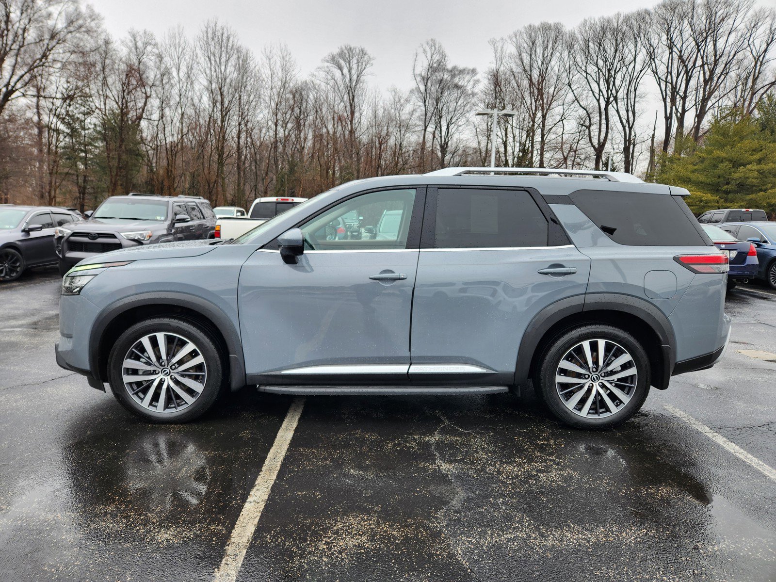 Used 2022 Nissan Pathfinder Platinum w/ Cargo Package image 5