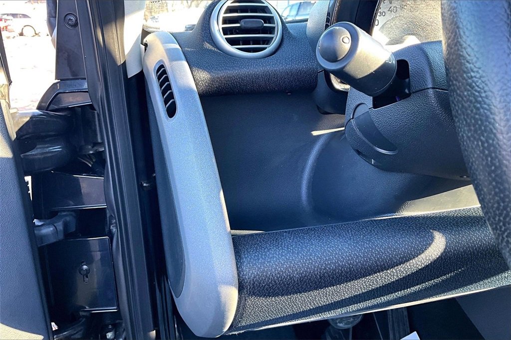 Used 2013 smart fortwo pure image 37