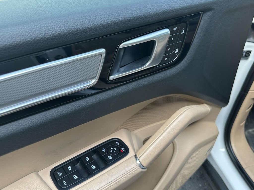 Used 2022 Porsche Cayenne Platinum Edition AWD/4WD image 19