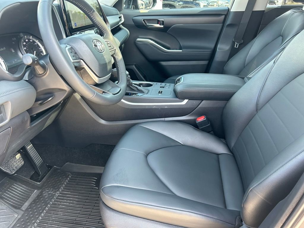 Certified 2025 Toyota Highlander XLE FWD image 11