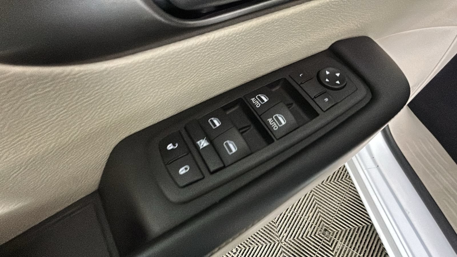 Used 2023 Chrysler Pacifica Touring-L FWD image 12