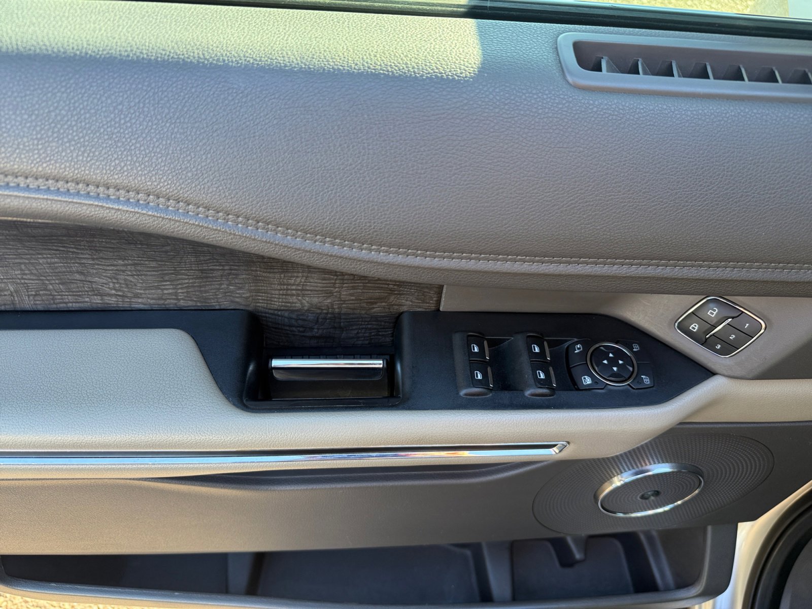 Used 2019 Ford Expedition Limited image 14