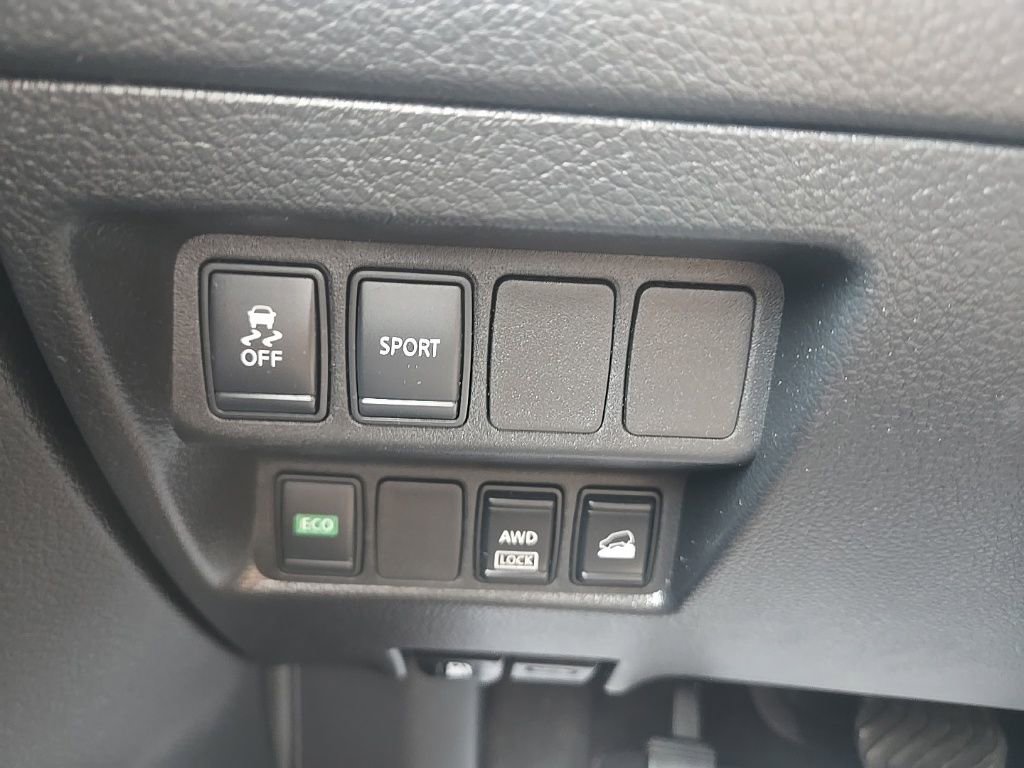 Used 2015 Nissan Rogue SV AWD/4WD image 16