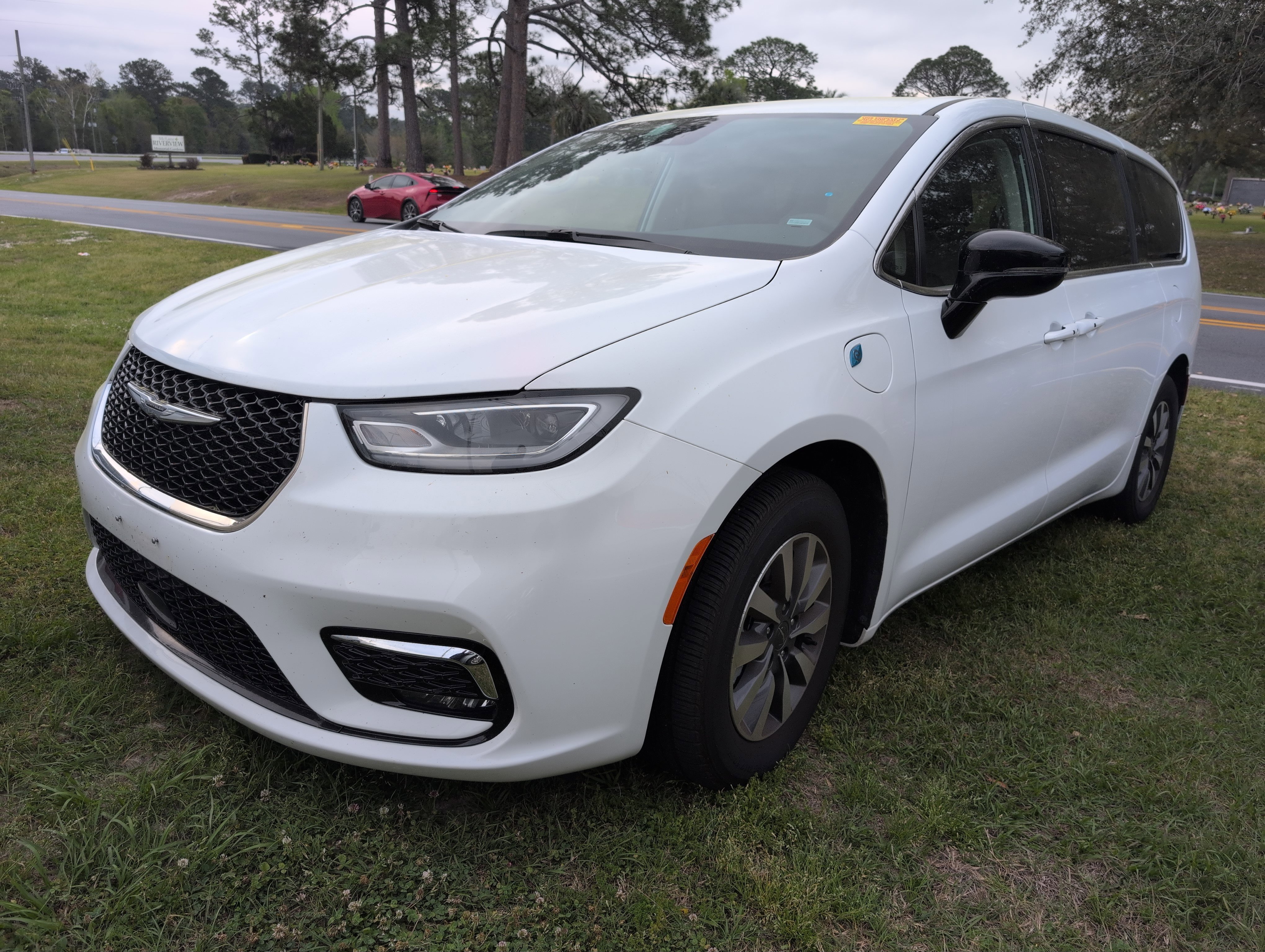 Used 2024 Chrysler Pacifica Select image 5