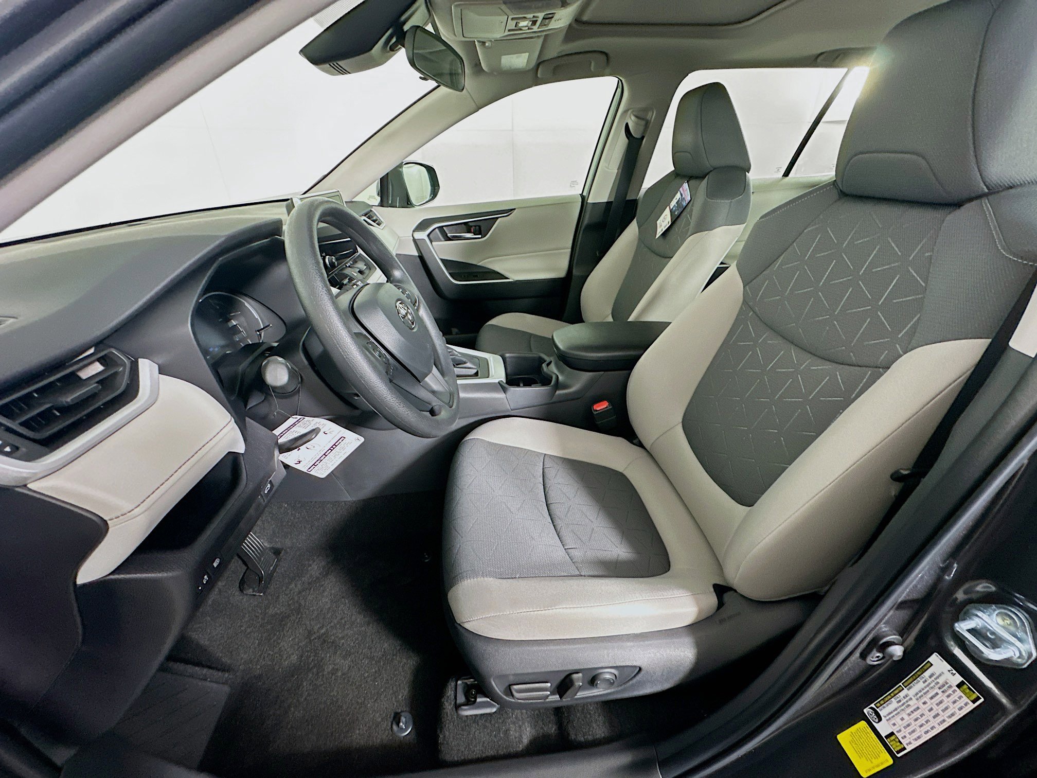 Used 2025 Toyota RAV4 XLE w/ Convenience Package FWD image 13