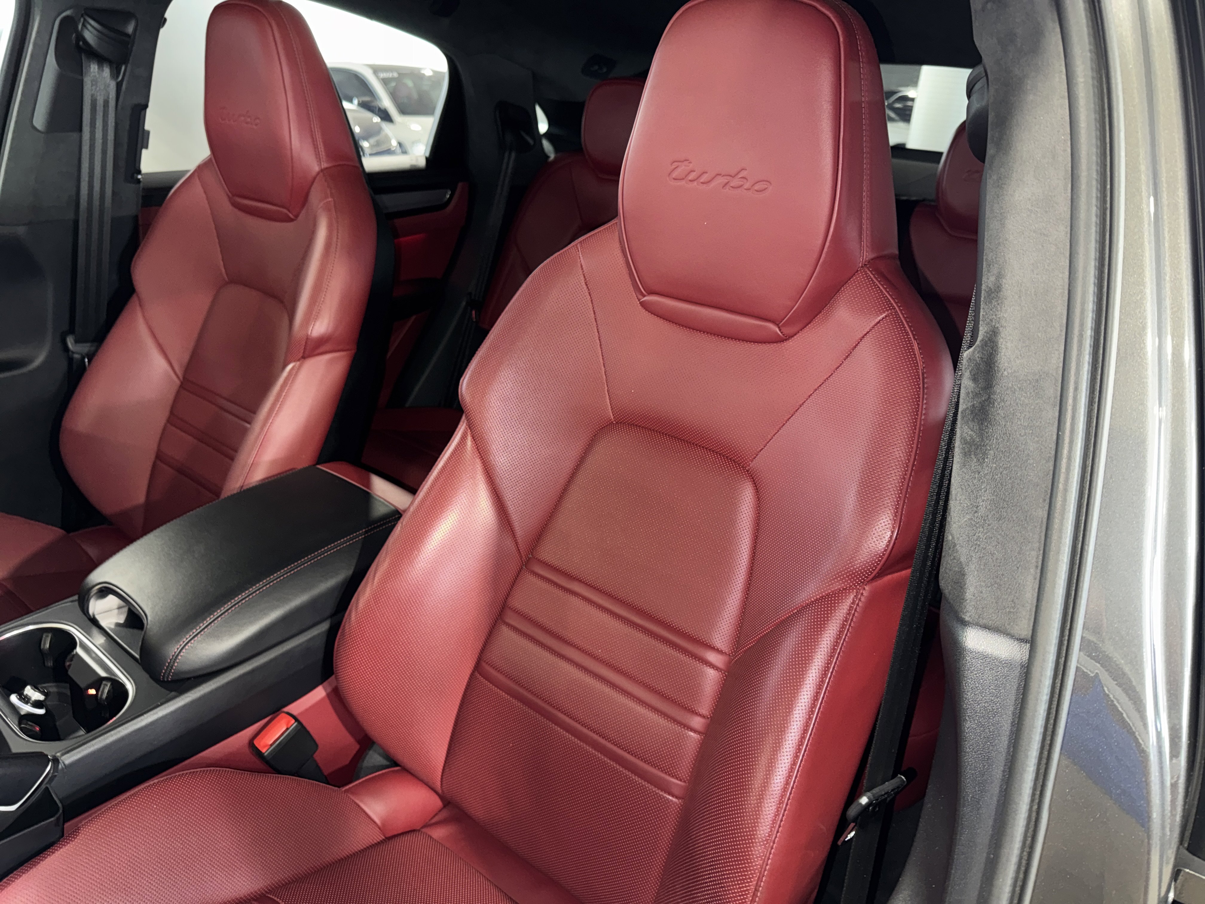 Used 2022 Porsche Cayenne Turbo image 33