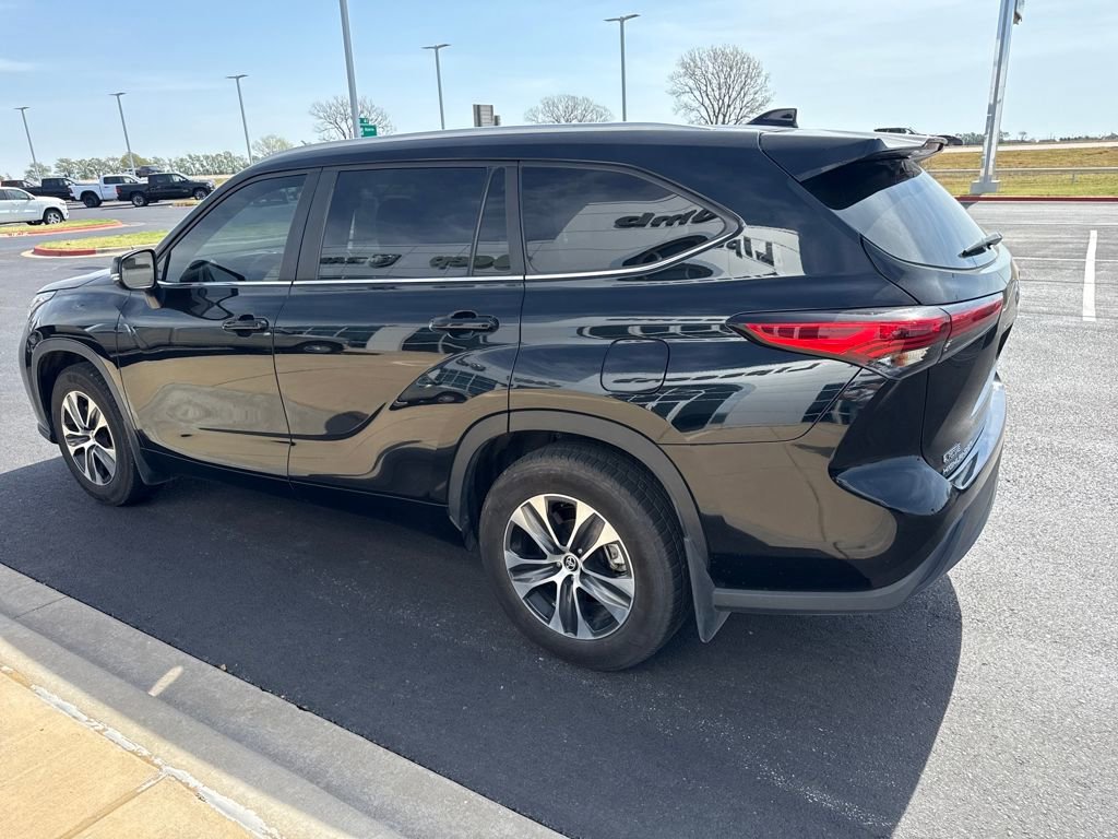Used 2023 Toyota Highlander XLE FWD image 3