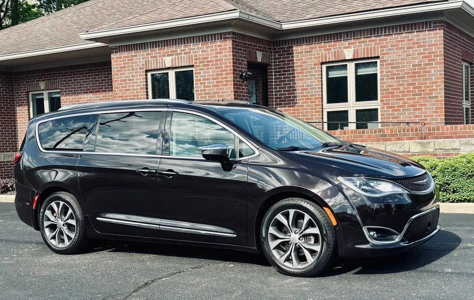 Used 2017 Chrysler Pacifica Limited FWD image 11