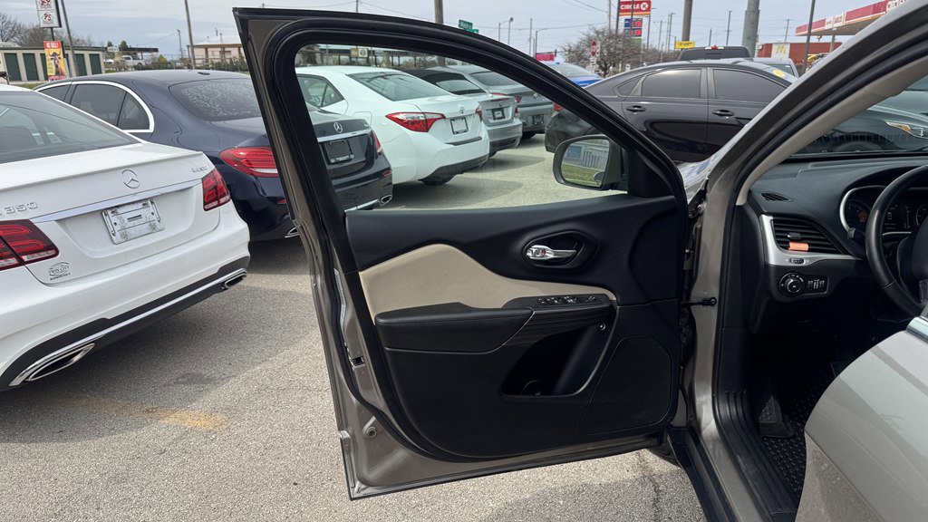 Used 2017 Jeep Cherokee Latitude w/ Safety/Convenience Group image 14