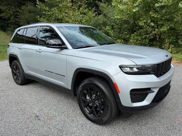 Used 2025 Jeep Grand Cherokee Altitude AWD/4WD image 4
