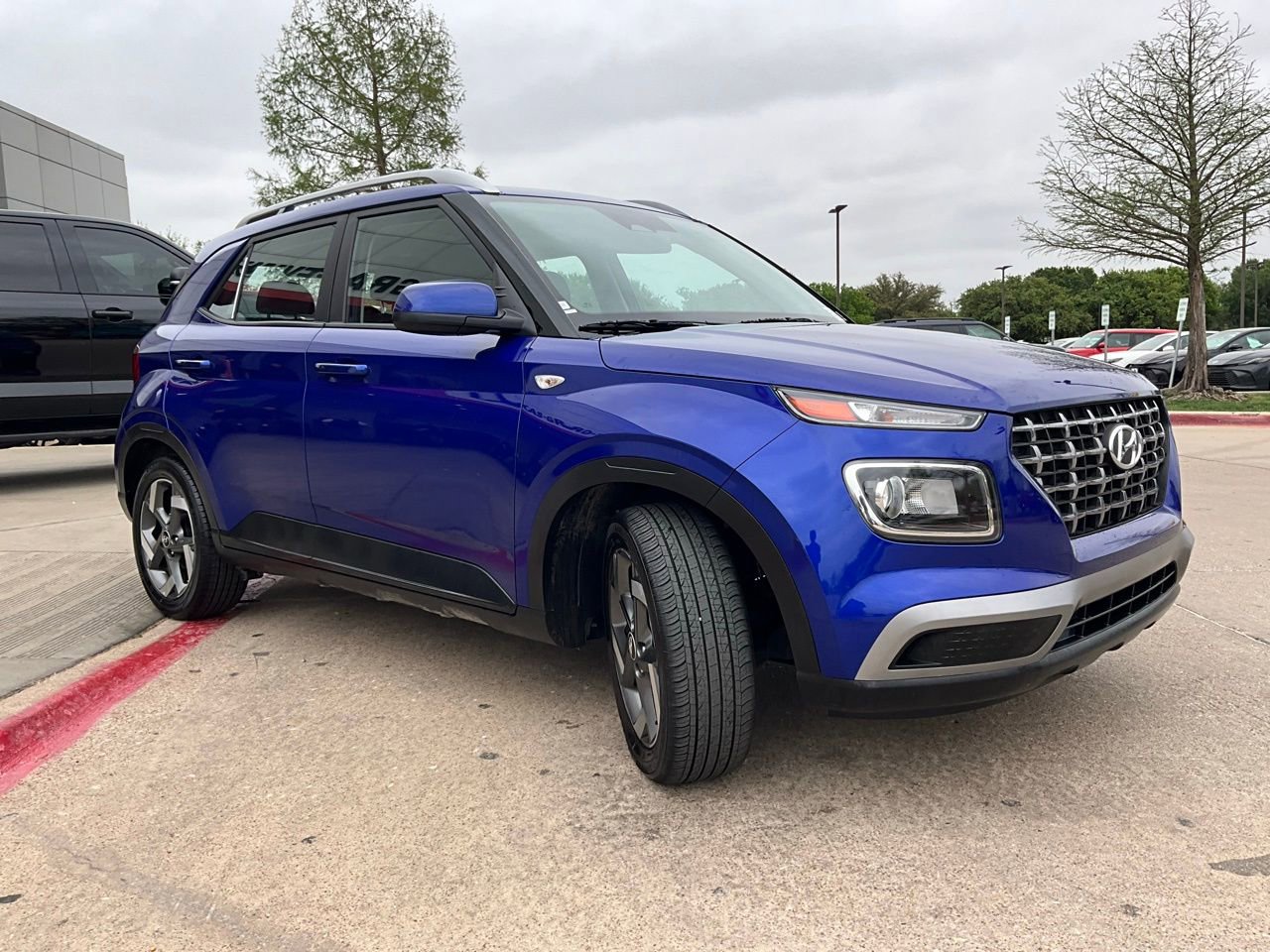 Used 2025 Hyundai Venue SEL image 4