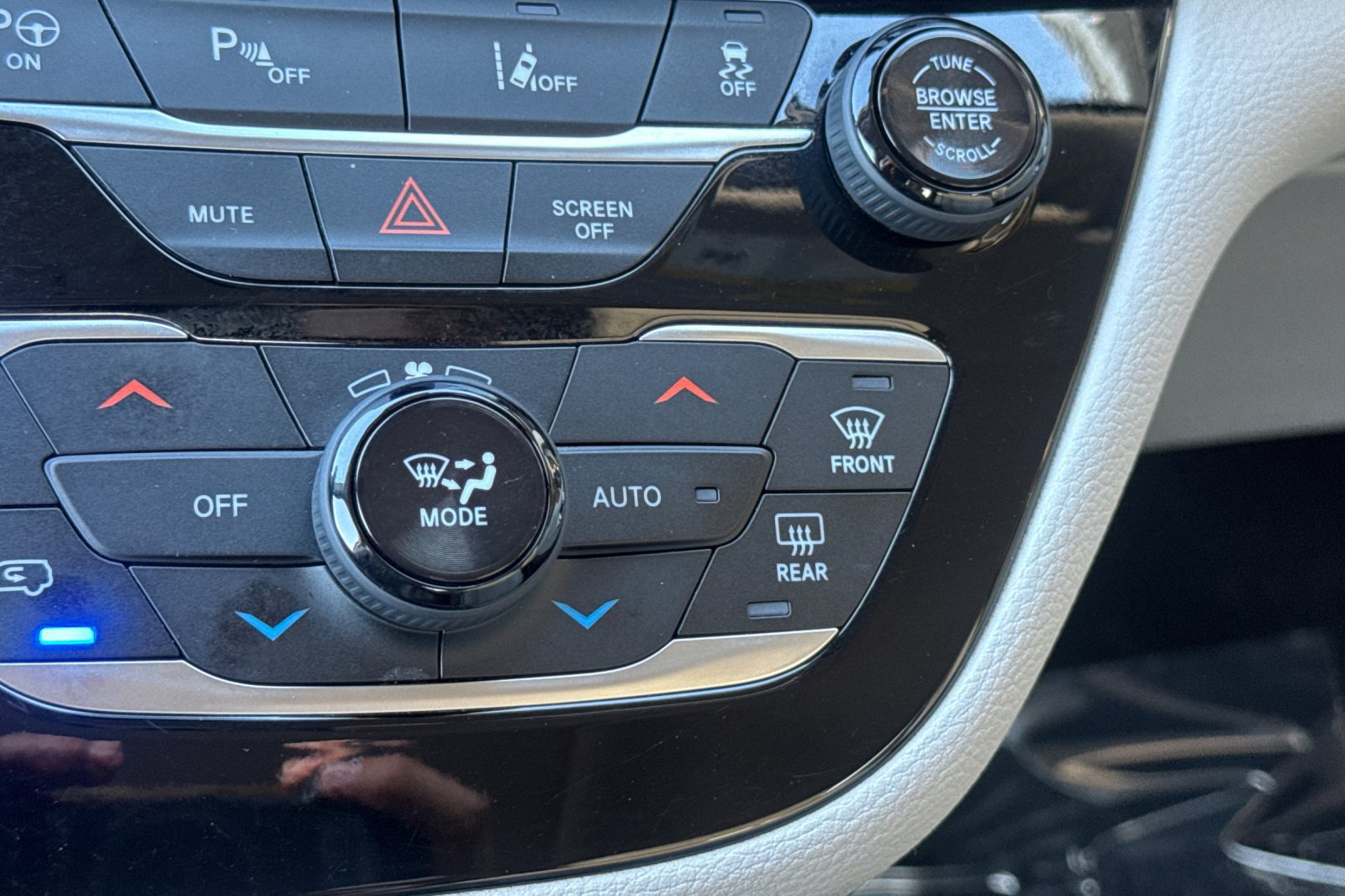 Used 2020 Chrysler Pacifica Limited w/ Advanced Safetytec Group FWD image 28