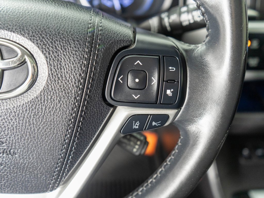 Used 2018 Toyota Highlander SE image 17
