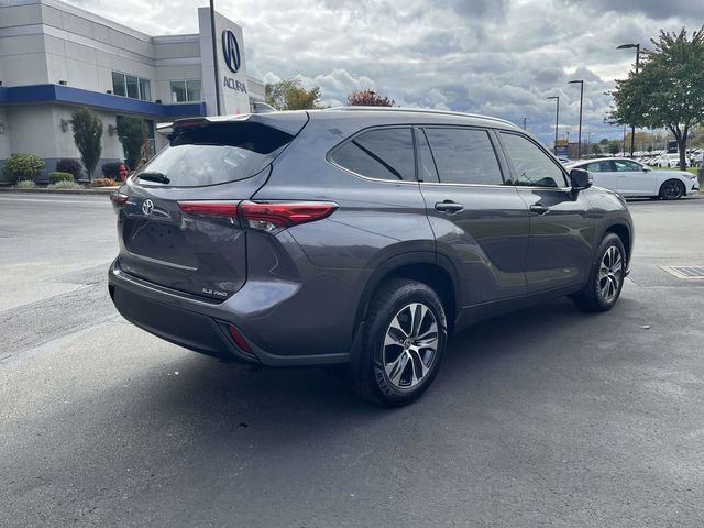 Used 2021 Toyota Highlander XLE image 3
