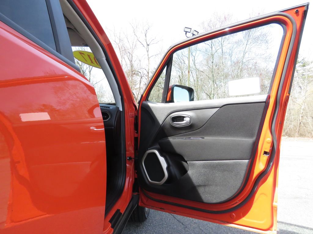 Used 2017 Jeep Renegade Latitude w/ Popular Equipment Group image 12