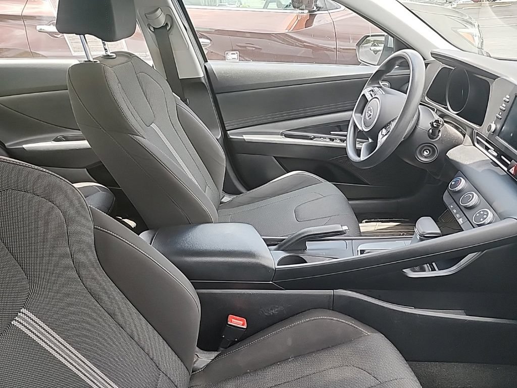 Used 2021 Hyundai Elantra SE FWD image 12