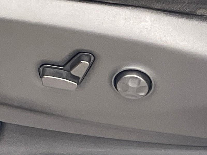 Used 2023 Chrysler Pacifica Touring-L image 14