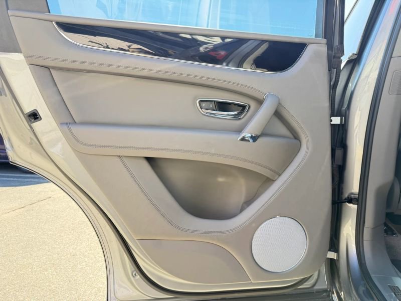 Used 2019 Bentley Bentayga image 13
