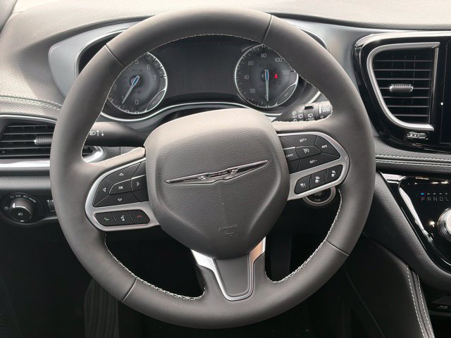 New 2026 Chrysler Pacifica Limited w/ Uconnect Theater Family Group FWD image 78