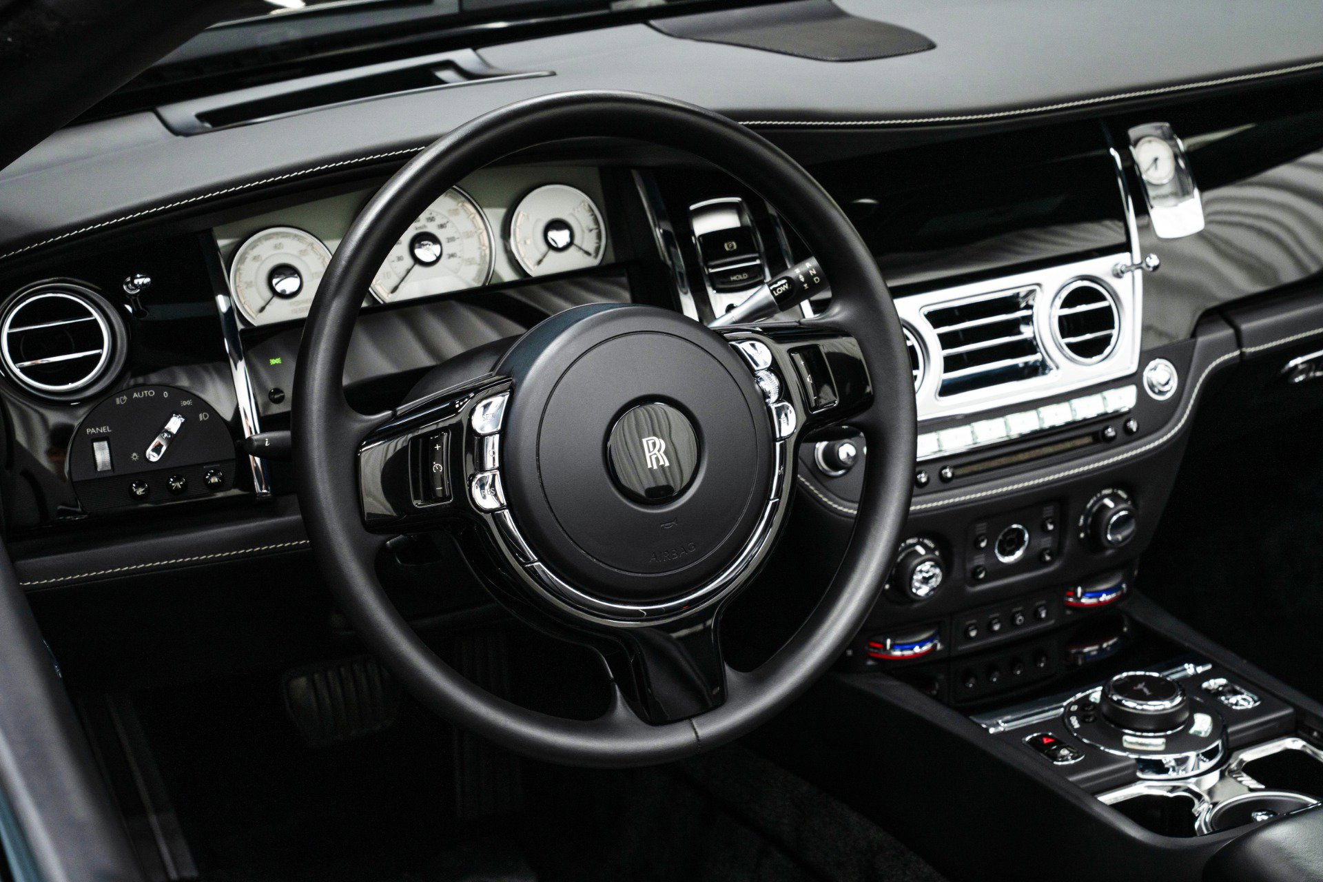 Used 2017 Rolls-Royce Dawn image 14