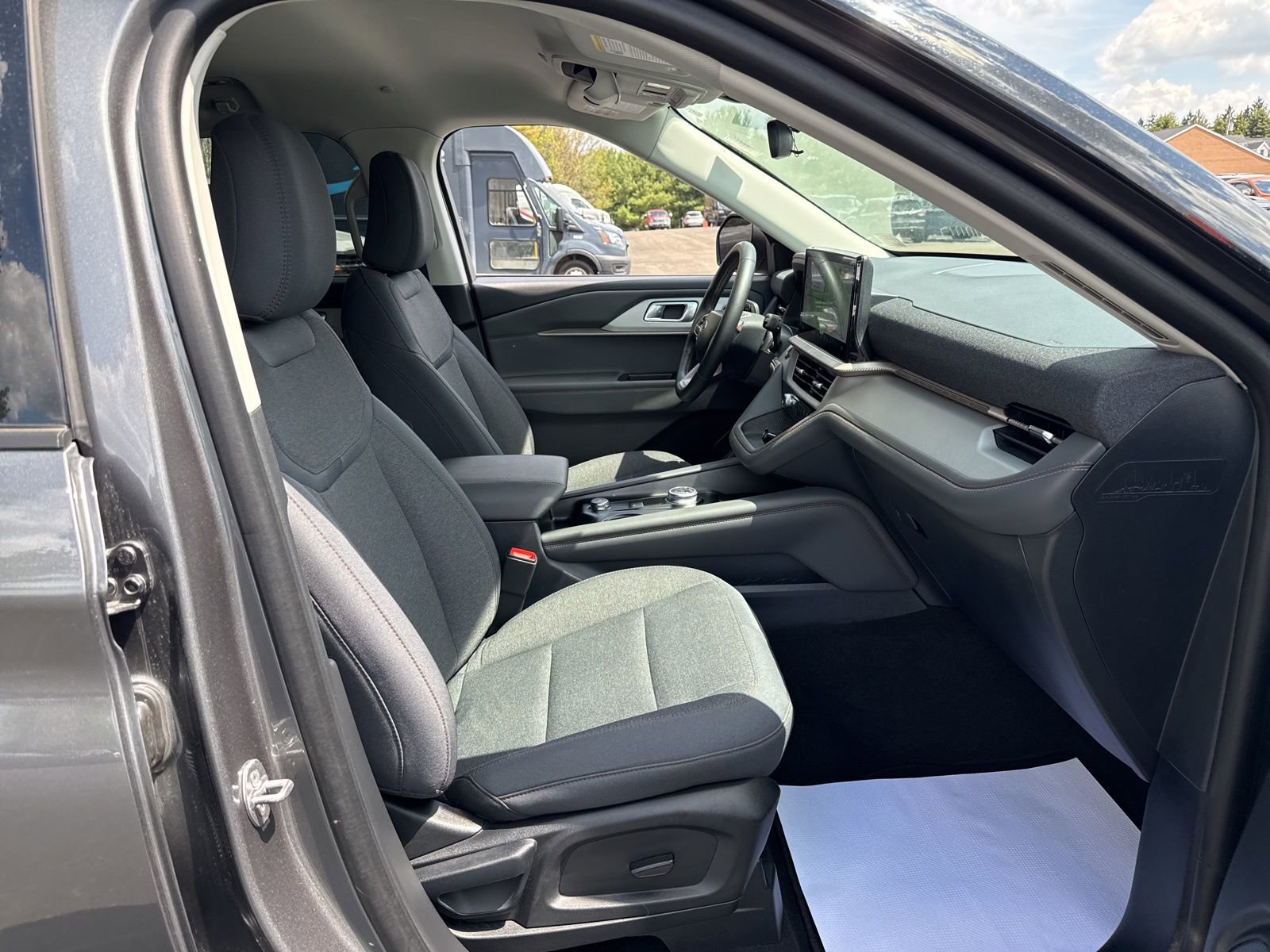 Used 2025 Ford Explorer Active AWD/4WD image 39