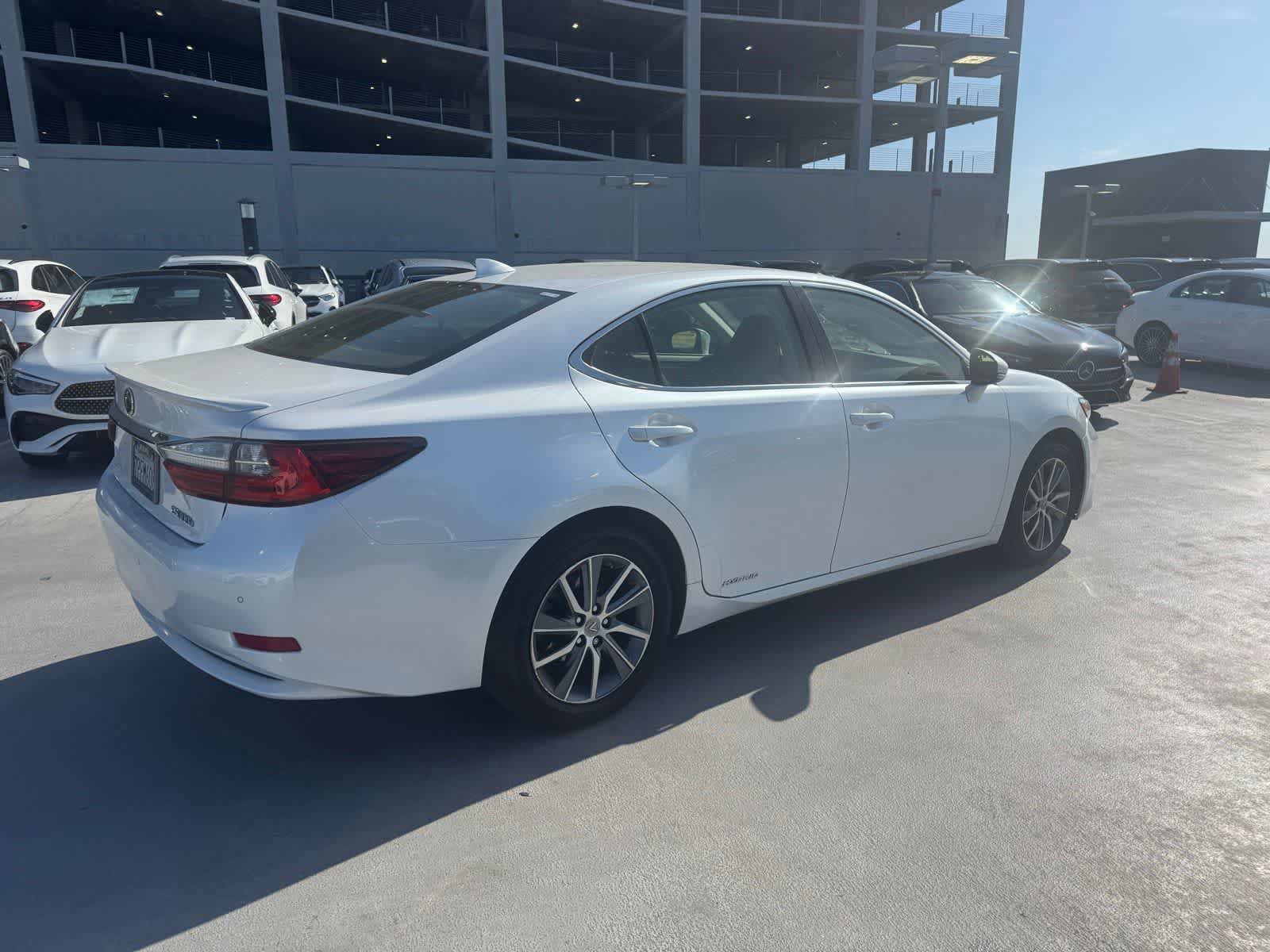 Used 2016 Lexus ES 300h w/ Luxury Package w/Wood Trim FWD image 3
