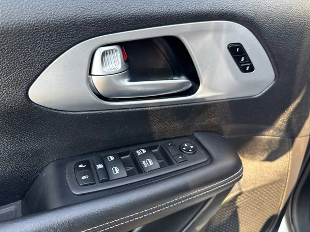 Used 2024 Chrysler Pacifica Limited FWD image 21