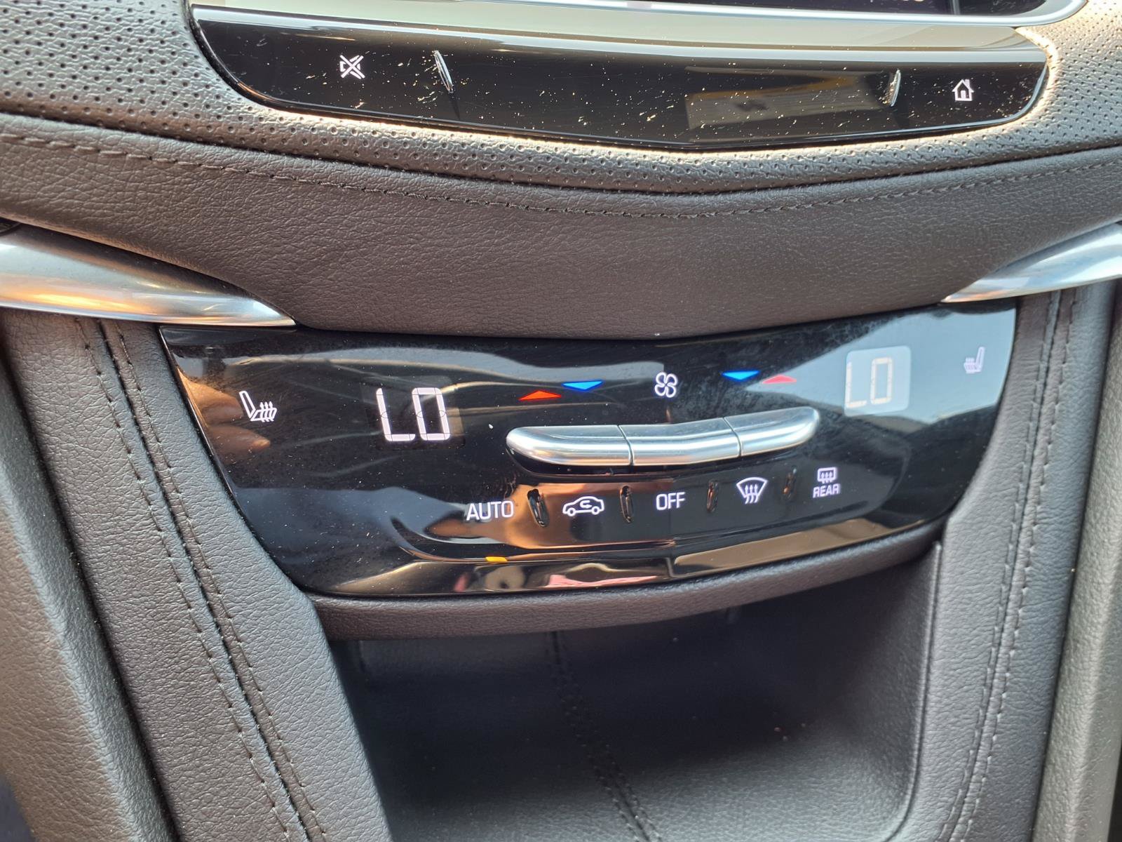 Certified 2024 Cadillac XT5 Premium Luxury w/ LPO, Floor Liner Package AWD/4WD image 28