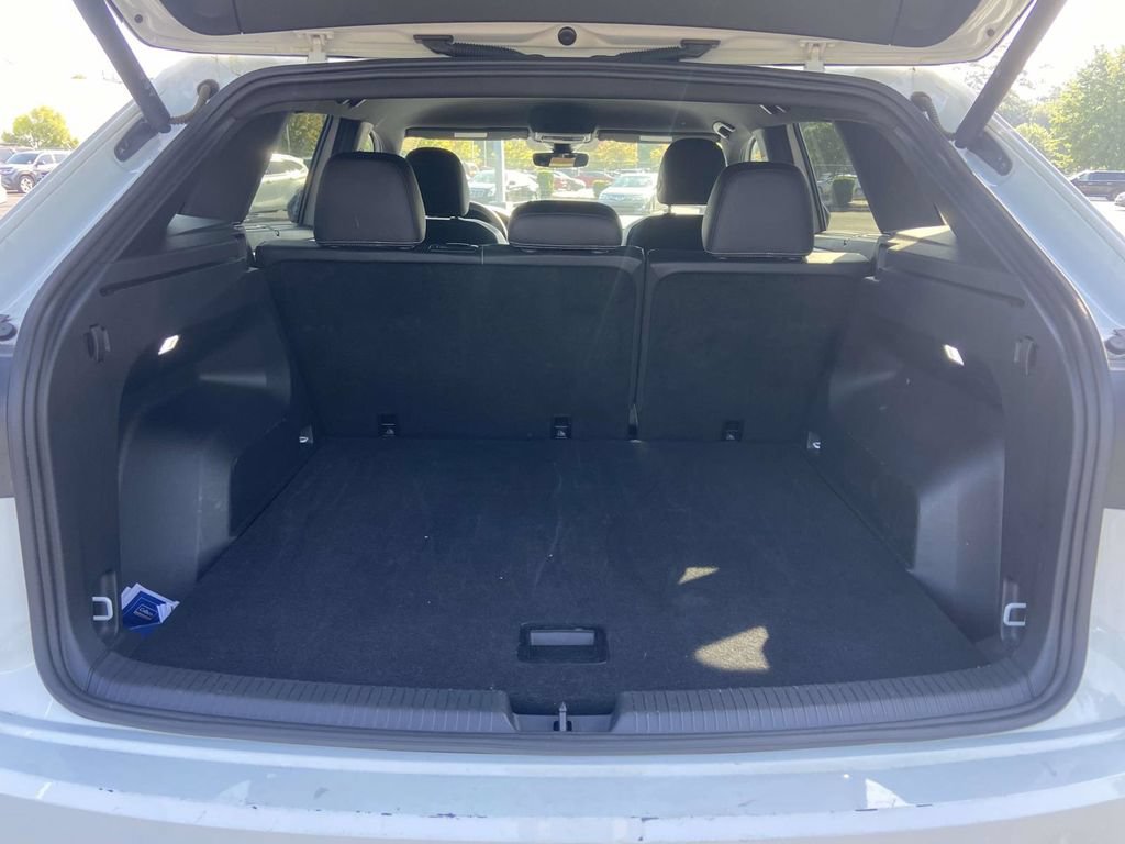 Used 2025 Volkswagen Atlas Cross Sport SE FWD image 11