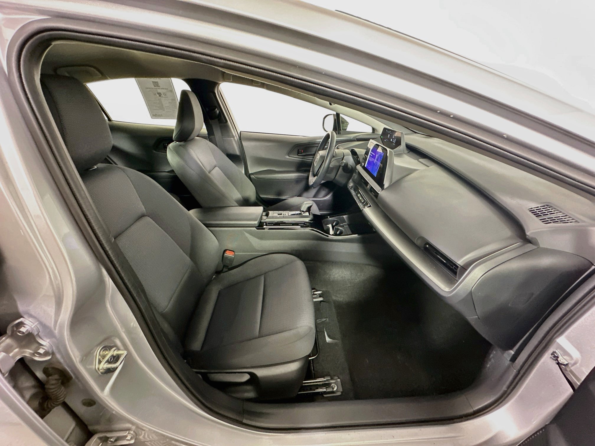 Used 2025 Toyota Prius LE FWD image 32