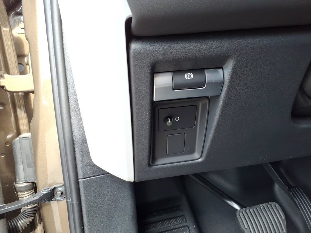 New 2026 Land Rover Defender 110 X-Dynamic SE AWD/4WD image 13