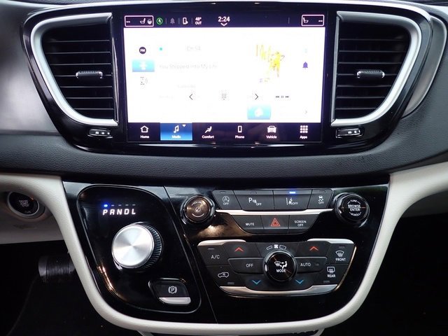 Used 2024 Chrysler Pacifica Touring-L image 28