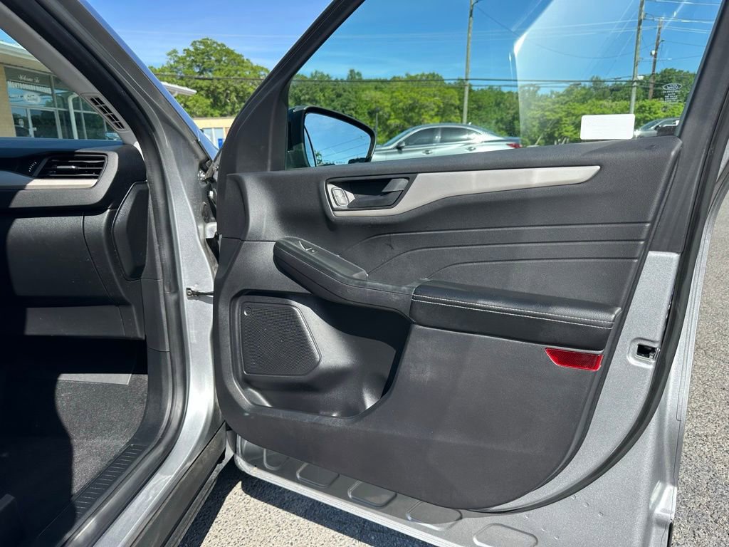 Used 2022 Ford Escape SE w/ SE Sport Appearance Package FWD image 17