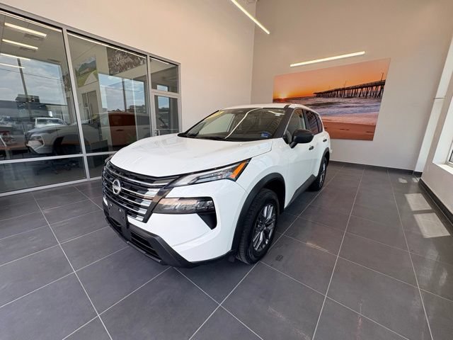 Used 2024 Nissan Rogue S AWD/4WD image 2