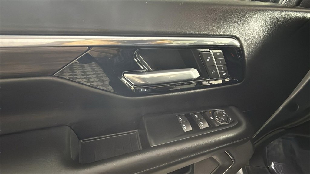 Used 2025 Chevrolet Suburban Z71 image 27