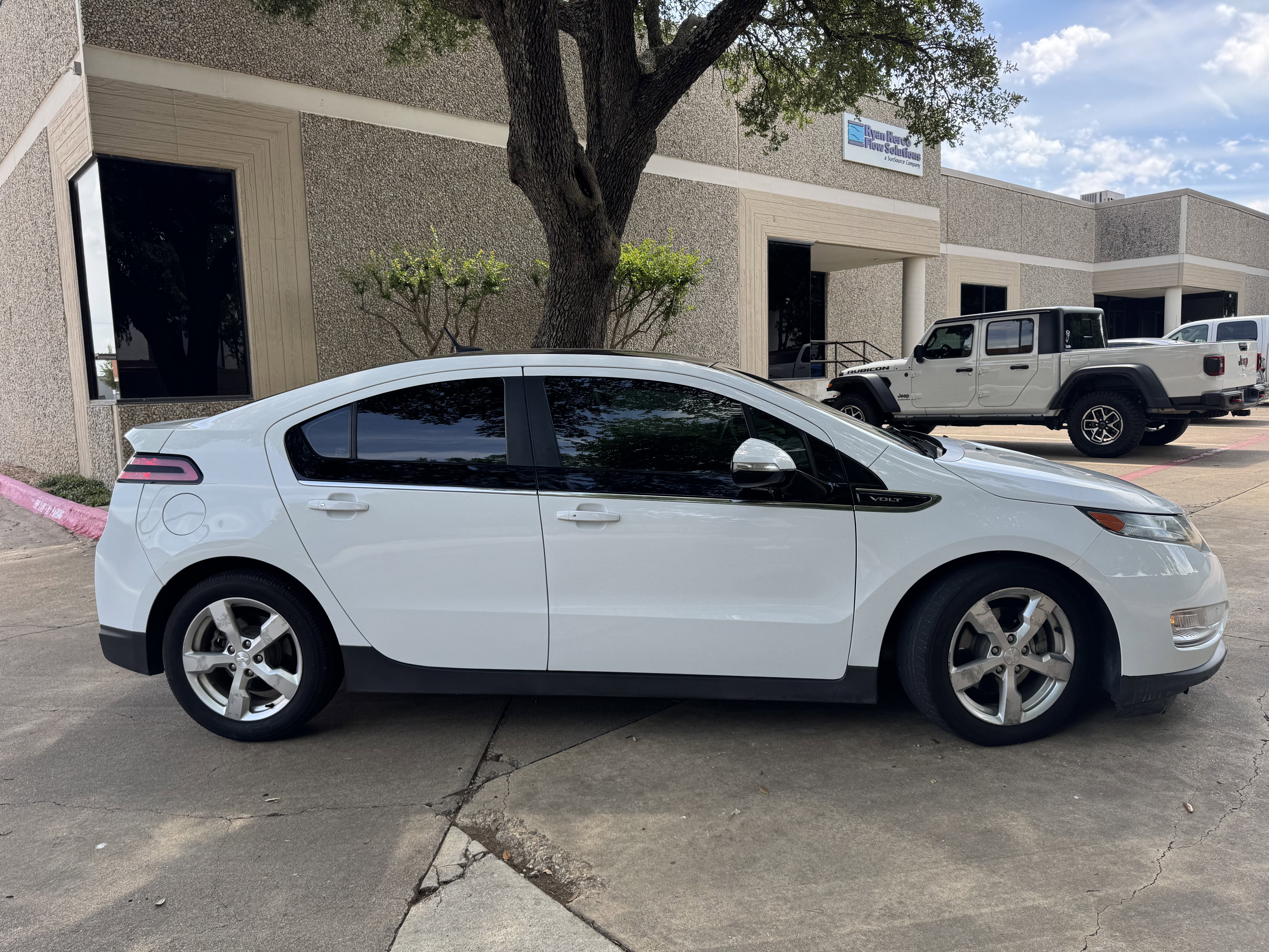 Used 2012 Chevrolet Volt FWD image 2