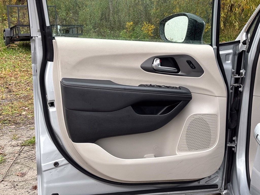 Used 2024 Chrysler Pacifica Touring-L FWD image 15